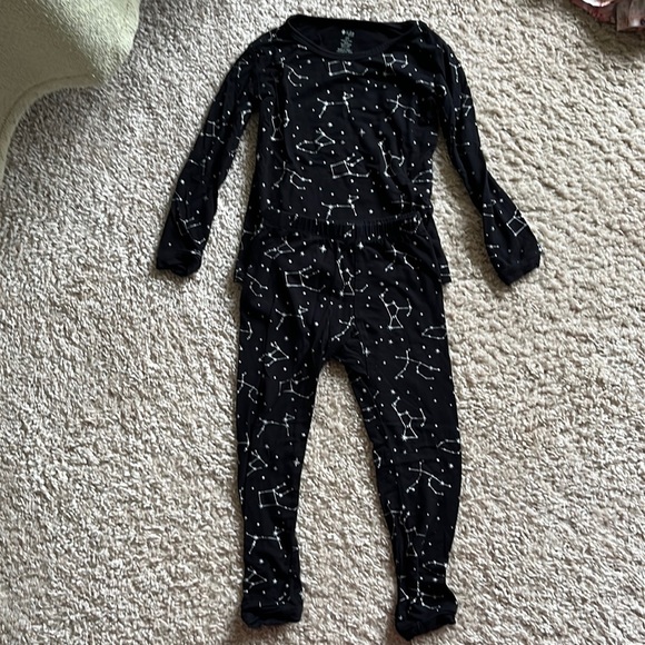 Kyte BABY Other - Kyte constellation two piece long sleeve toddler pajamas with metallic detailing